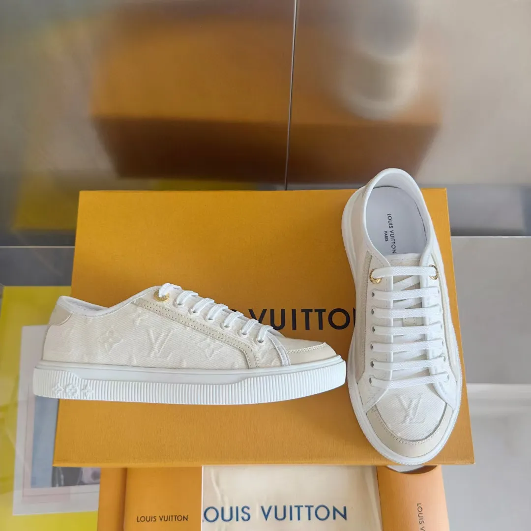👟👟Ex-factory price 420👟👟 LV Louis Vuitton L Home Donkey Brand’s latest Lagoon series Thick-soled denim denim Embossed Presbyopia Thick-soled Casual sneakers Skateboard shoes Original purchase and development Production This Lagoon sneaker is made of Monogram denim, injecting a retro flavor into the classic design. The Louis Vuitton logo pops out from the leather trim, and the inscribed eyelets, trim and laces highlight the exquisite details. The rubber outsole embellished with Monogram flowers completes the whole. Exquisitely packaged at the delivery counter🛍📦 ▪️ Fabric: Original imported custom first-layer cowhide ▪️ Lining: Original imported cowhide lining ▪️ Sole: Original open-molded non-slip TPU material ▪️ Bottom thickness: 2.5CM ▪️ Size: Women's size 35-40 (41, 42 can be customized)